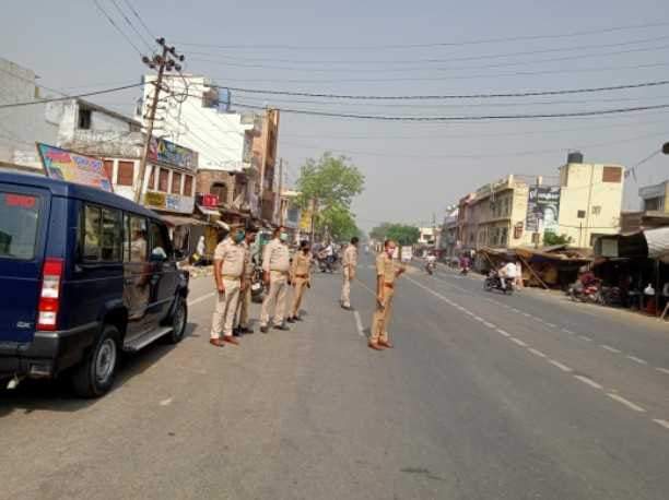 लोग कहते हैं चौराहों पर कमाई के लिए खड़ी होती है पुलिस...
सारे चौराहे वीरान हैं लेकिन पुलिस आज भी वही खड़ी है...!!

#सैल्यूट............
#ख़ाकी_माँगे_सम्मान
