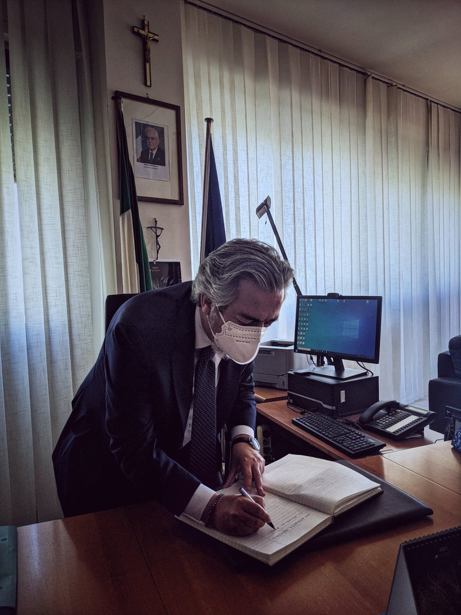 frabattistoni's tweet photo. Ringrazio la @guardiacostiera per l'accoglienza ricevuta presso la Capitaneria di Porto di San Benedetto del Tronto e per tutto il lavoro che quotidianamente svolge a difesa delle coste italiane. https://t.co/O4mgcgZXJ4