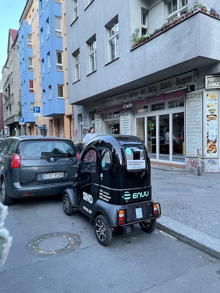 electricfelix's tweet photo. Spotted by friends in Berlin yesterday, the newest contender in the #sharedmobility space, from Switzerland with love: @ENUUmobility
They're offering an hour for free, would you get in @auto_schmidt ?
#electricmobility
#berlinelectric
#mobilityplaygroundberlin
#ENUU
⚡️⚡️⚡️ https://t.co/17iIxacmCz