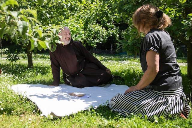 De eerste klooster picknick vond afgelopen zondag plaats in het Emmausklooster <a href="/AvantSpirit/">Avant Spirit in het Emmausklooster</a> in Velp, waar de gasten genoten van de stilte, prachtige kloostertuin en een proeverij van eigen bodem.

meer info via: brabantskloosterleven.nl

#mindfull #stilte #abdijproducten #senses
