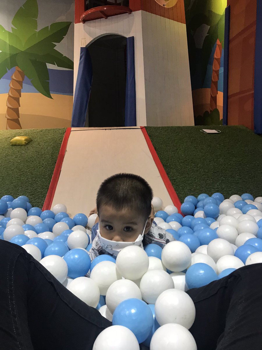 Fathisuy's tweet photo. perdana jalan berdua doang sama anak tanpa ART ataupun suami yang nemenin.. gak kuat bun, udah jompoo bgt kayaknya😅 hrs diabadiin nih.. gajadi nyusul papa ke batam, ke mall berdua aja engap😂 kebayang di pesawatnya gimana 😫 https://t.co/AMl1Htjp8U