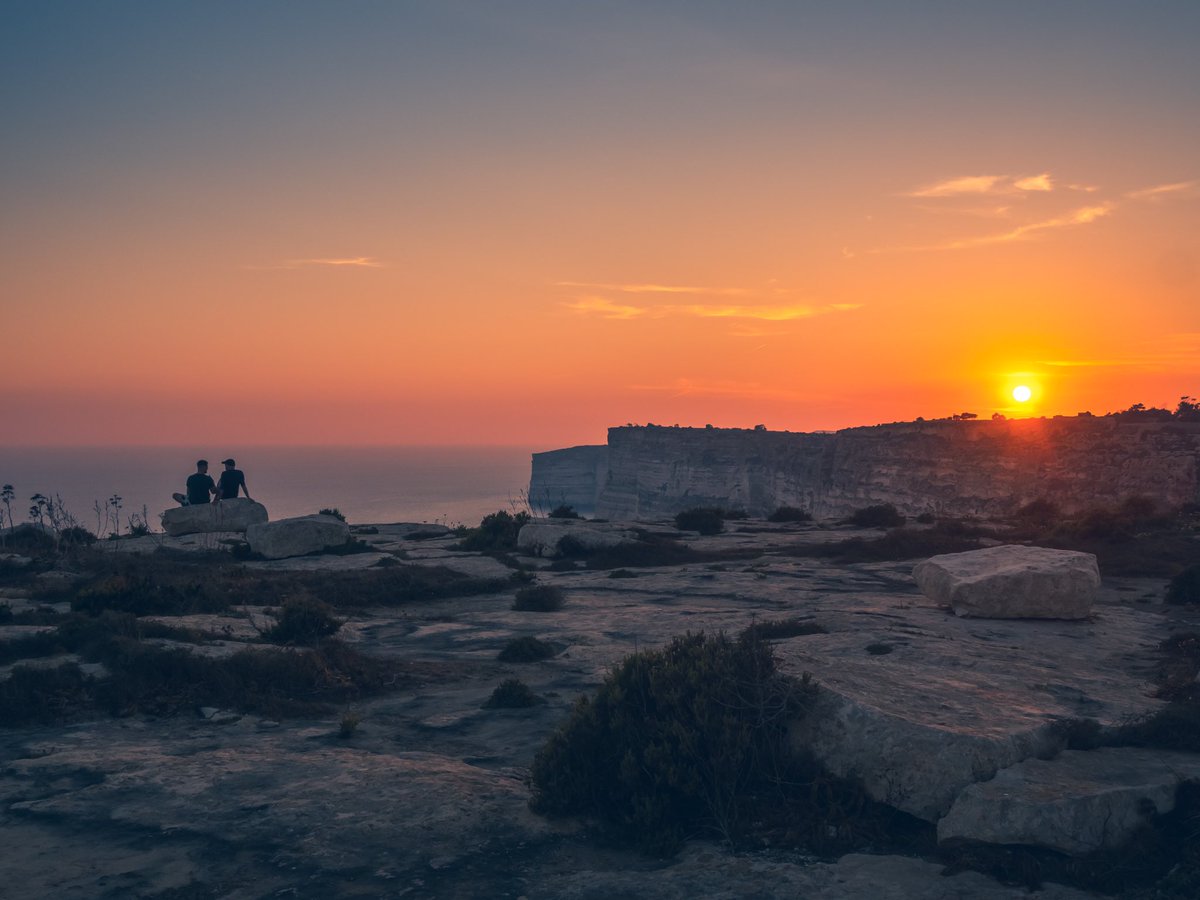 Onedayonetravel's tweet photo. Les falaises abruptes de Gozo offrent une vue imprenable sur la mer Méditerranée et un savoureux sentiment de vertige !
#Gozo #Malta #VisitMalta #Malte #sunset #blogvoyage #onedayonetravel https://t.co/55GFxQioIW
