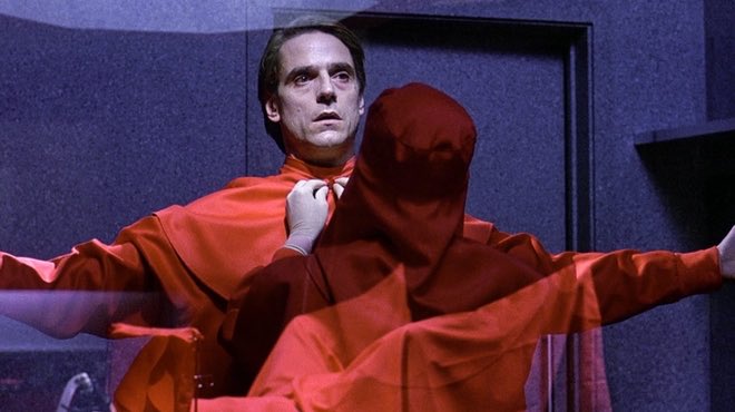 Jusqu’à jeudi, <a href="/mk2/">mk2</a> vous offre sur sa plateforme «Faux-semblants» (1988), un des meilleurs #DavidCronenberg. Avec #JeremyIrons génial dans le double rôle de jumeaux gynécologues qui partagent tout jusqu’à sombrer progressivement dans leurs obsessions ⤵️
mk2curiosity.com/film/faux-semb…