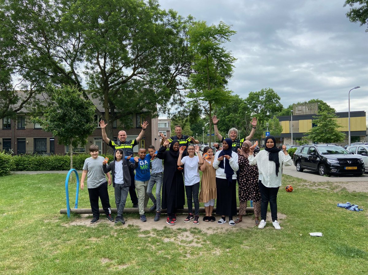 POL_Berenschot's tweet image. Samen met wijkagent Pieter Bielars zijn wijk beleefd in #Tilburg-noord.
Mooie gesprekken met bewoners, partners en voorbijgangers.
#Veiligheid is van iedereen.
#proeftuin #blauweuitdaging #krachtindewijk @Politie_Tilburg