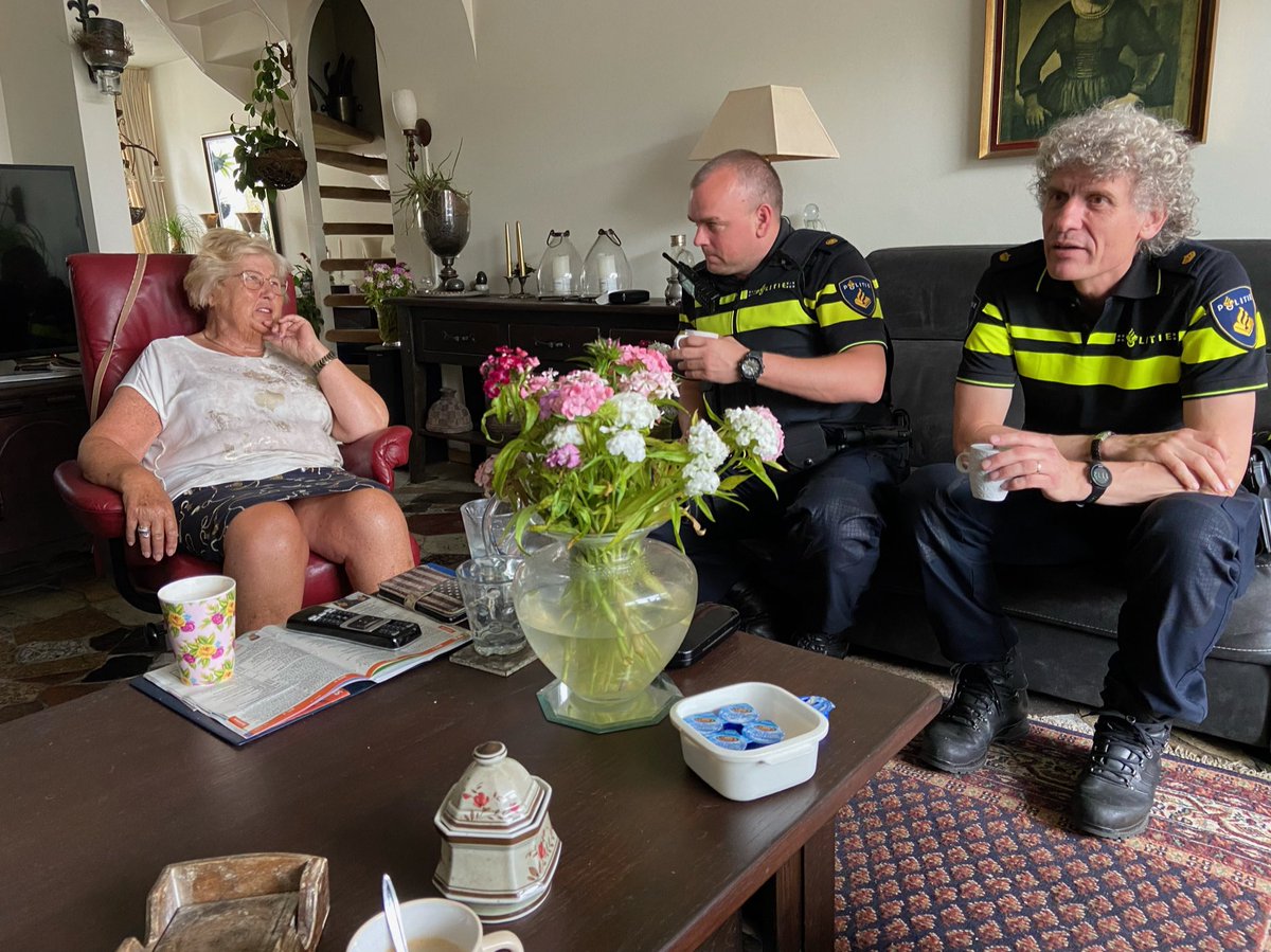 POL_Berenschot's tweet image. Samen met wijkagent Pieter Bielars zijn wijk beleefd in #Tilburg-noord.
Mooie gesprekken met bewoners, partners en voorbijgangers.
#Veiligheid is van iedereen.
#proeftuin #blauweuitdaging #krachtindewijk @Politie_Tilburg