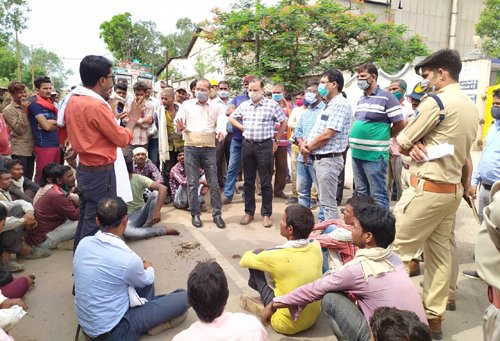 RadarNews4's tweet image. बॉक्साइट फैक्ट्री हादसा : श्रमिक सुरक्षा को लेकर फैक्ट्री प्रबंधन की लापरवाही ने ली मजदूर की जान !

   * श्रम कानूनों का उल्लंघन और सुरक्षा को ताक पर रखकर श्रमिकों से करा रहे काम

radarnews.in/katni-minerals…

@CMMadhyaPradesh  #LaborLaw  #Laborprotection #industrialSafety #accident