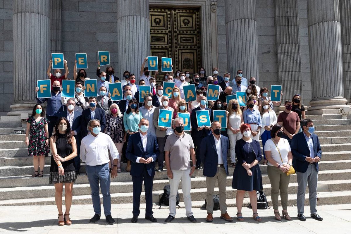 CsCValenciana's tweet photo. 🍊 Miembros de @CsCValenciana participan en Madrid en la concentración 'Per un @finan_just' para exigir la reforma del modelo de financiación autonómica.

❌ Los recursos de los valencianos no pueden utilizarse como moneda de cambio.

🇪🇸 ¡Queremos igualdad entre los españoles! https://t.co/iL4zNv2RPu