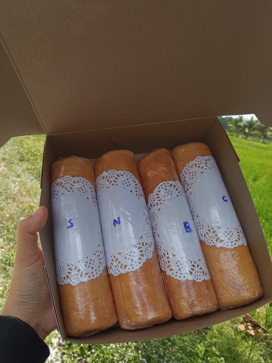 Anisssfarihah's tweet photo. Mostly yang nak pos bahulu ni untuk parents mereka dan siap selit notes lagi 🥺 korang kalau nak hadiahkan parents bahulu gulung ni boleh sangat-sangat tau ❤️ https://t.co/2Wh2xQhKRL