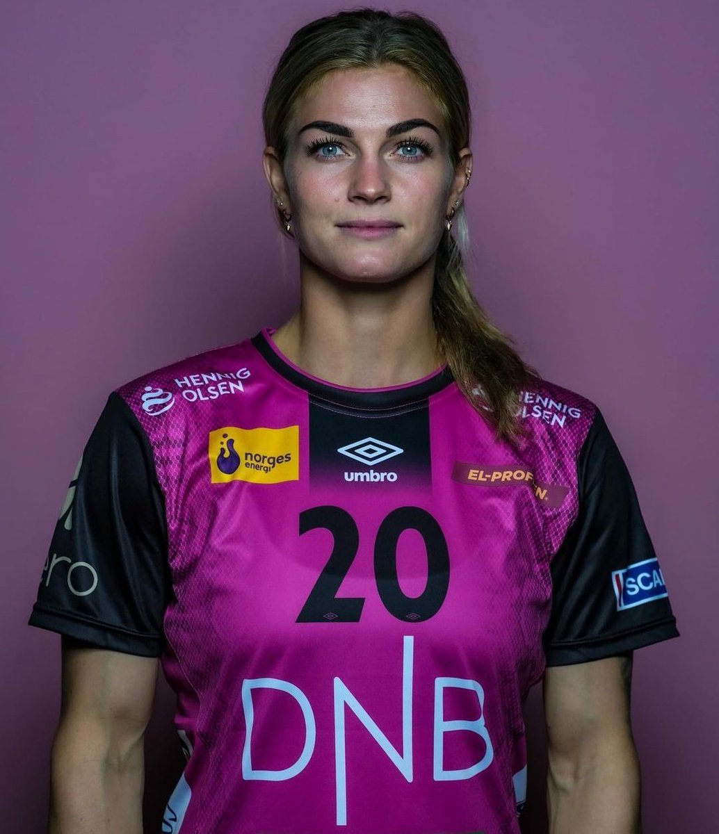 Prøve og være litt seriøs også..
Men godt var det, og dra på seg den rosa drakta igjen 🤟🏽💓 Kjøør!

📸 S &amp; B - N/Erik Ruud
