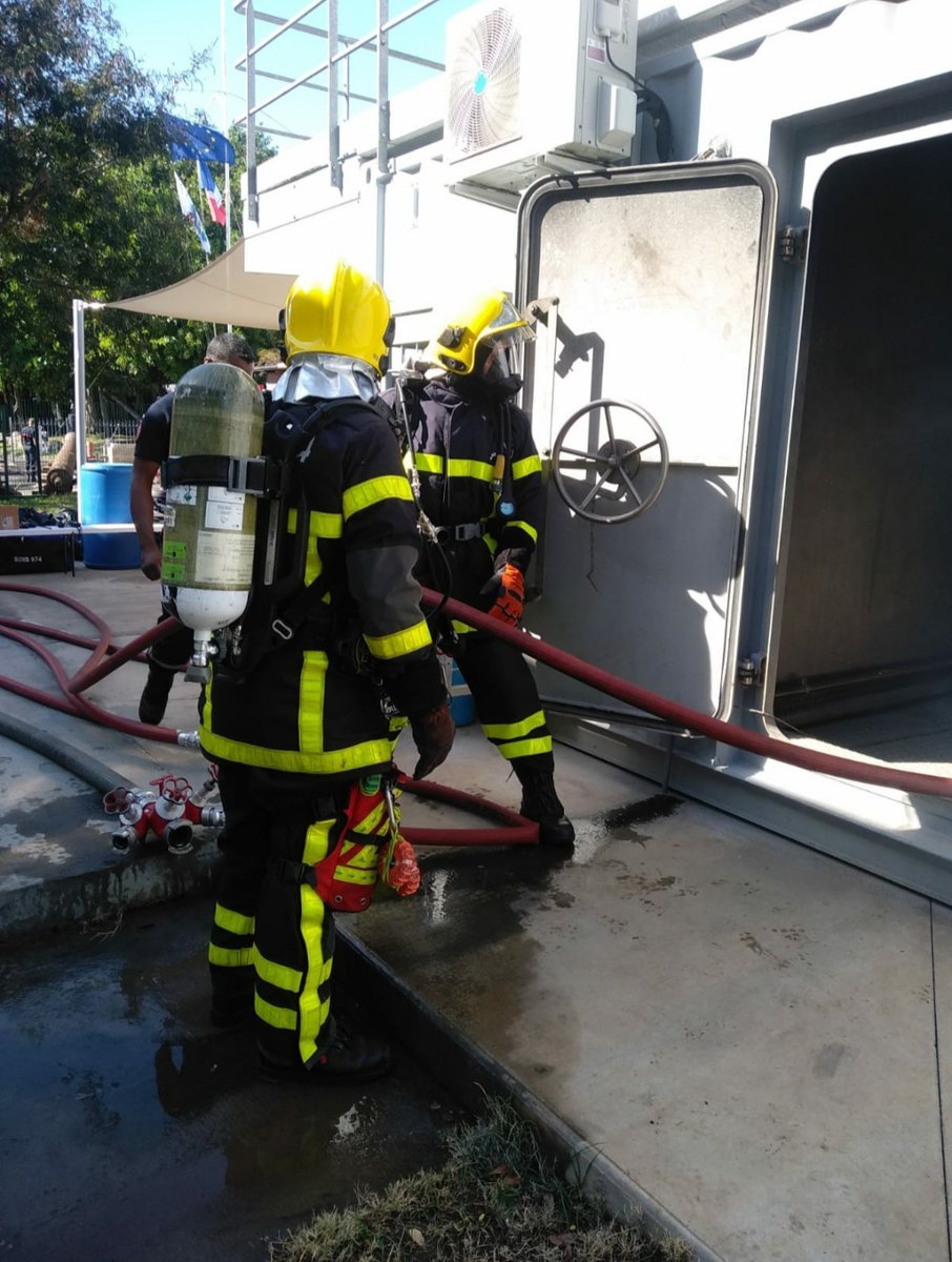 MarinsPompiers's tweet photo. [#Savoirfaire ⚓️]  

3 #MarinsPompiers de @marseille sont en mission de 2 semaines pour former les #SapeursPompiers de la Réunion à l’intervention à bord des navires et bateaux IBNB.
🚨Objectif : renforcer la réponse sécurité civile autour IBNB #CAPINAV #outremer #formation https://t.co/v1iDHg9ulI