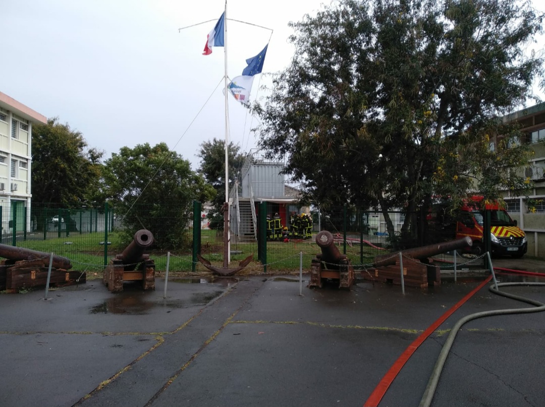 MarinsPompiers's tweet photo. [#Savoirfaire ⚓️]  

3 #MarinsPompiers de @marseille sont en mission de 2 semaines pour former les #SapeursPompiers de la Réunion à l’intervention à bord des navires et bateaux IBNB.
🚨Objectif : renforcer la réponse sécurité civile autour IBNB #CAPINAV #outremer #formation https://t.co/v1iDHg9ulI
