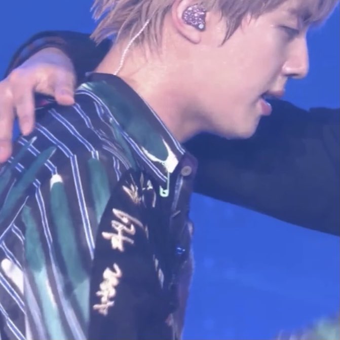 italianarmyfam_'s tweet photo. 🔎Sui vestiti di #JIN (che indossava durante il Muster SOWOOOZOO) c'è scritto "Le persone disprezzano le cose che non riescono a capire, ma quelle che hanno speranza e sogni sono felici".

Alcuni ARMY stanno ipotizzando che il capo sia personalizzato da loro 👀

#BTS_Butter #BTS https://t.co/YWjvVHsqS5