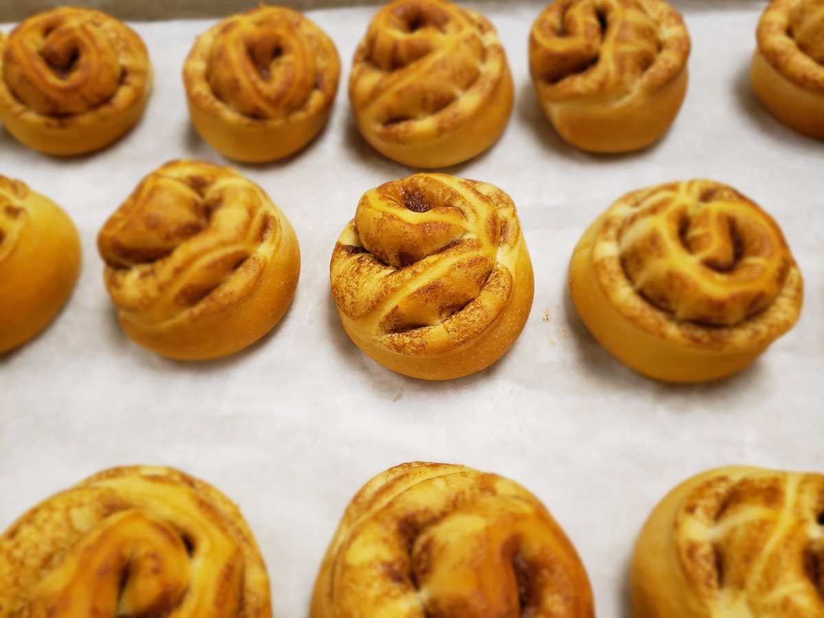 KFValleyViewHC's tweet image. Fresh out of the oven alert!! Delicious Fresh Cinnamon Rolls with Cream Cheese Frosting ready to go out to our local hospitals today! @ValleyViewHC #TasteTheTrilogyDifference #TrilogyChefsRock #WeServeItFresh #HomemadeIsBest @ReyRd2 @ChefMike45 @nolafoodguy @PatynkoJody