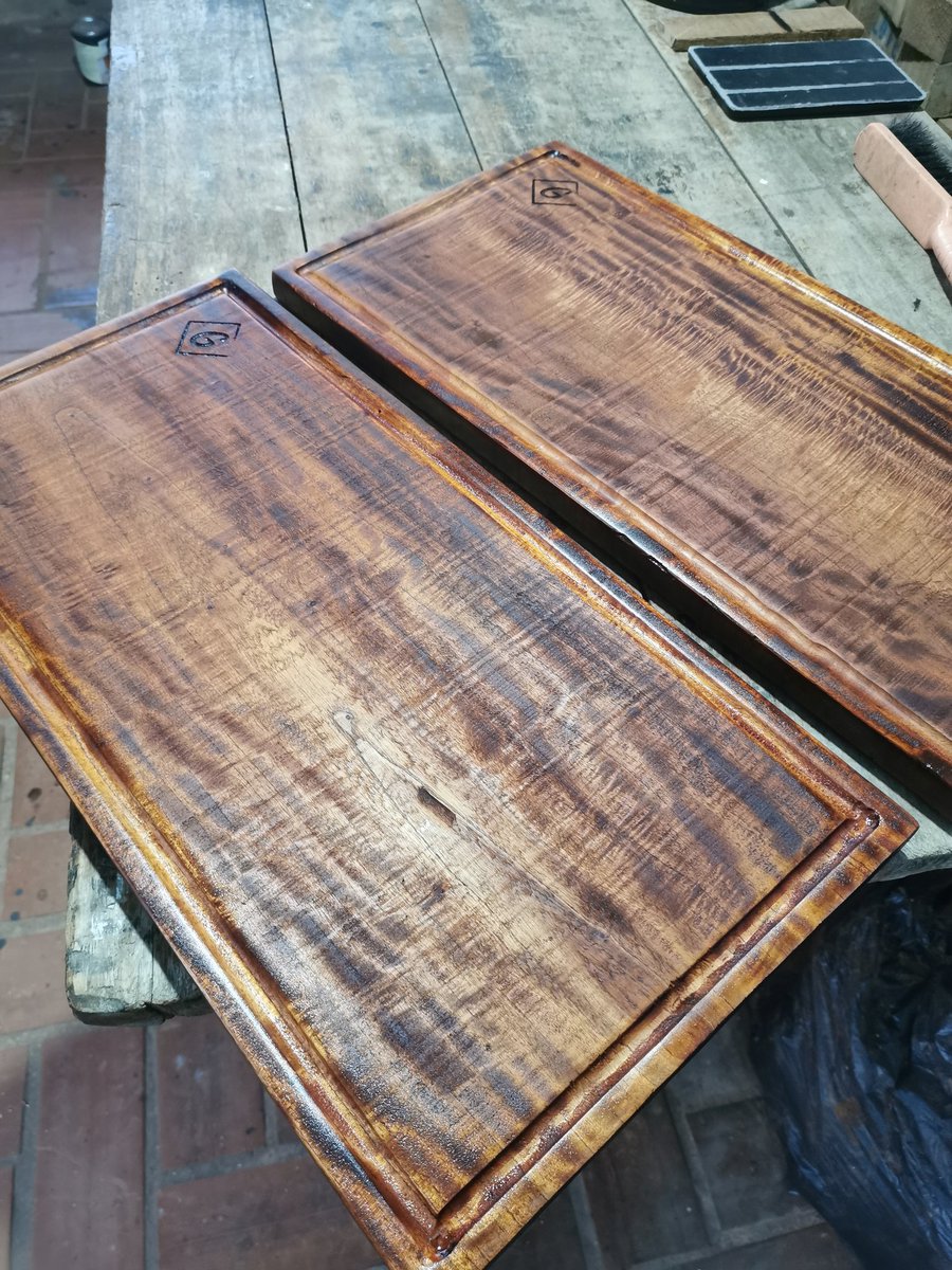 Vengo a presentarles opciones de regalos que hice con Groot Muebles para el día del padre, se agradece RT 😍

Tablas de picar de Cedro Australiano, medidas de 30*60cm y 1 pulgada de espesor, por 150.000 y personalizado, con nombre o logo a 170.000Gs