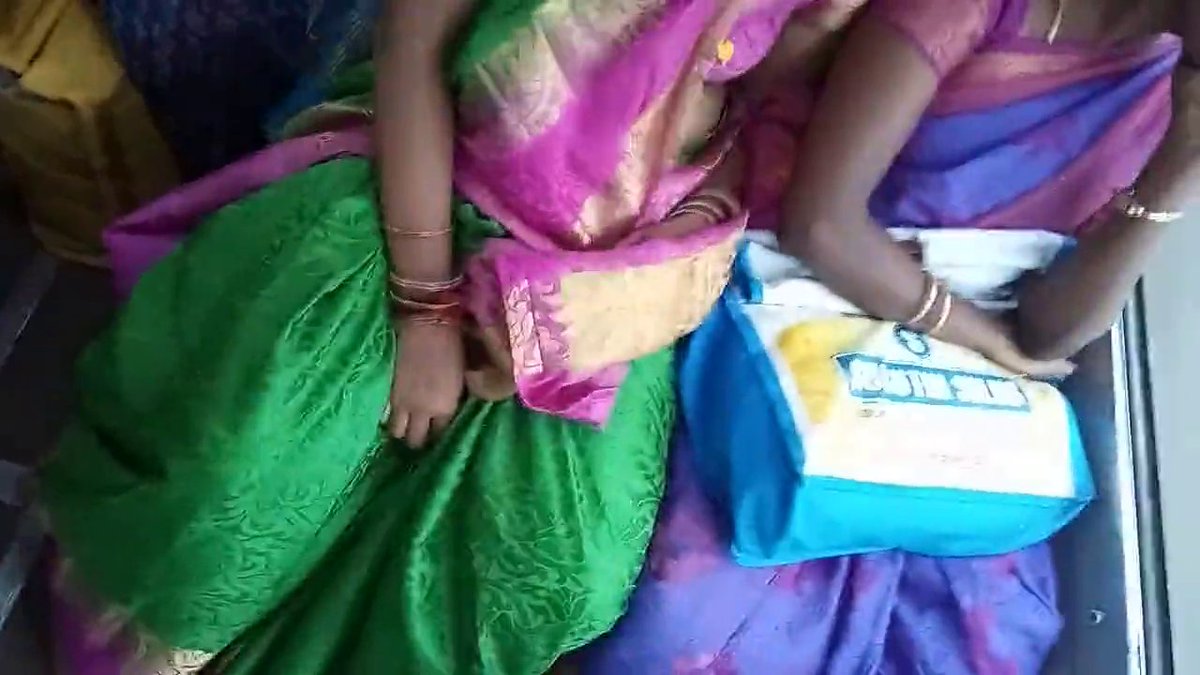 ramleel77691044's tweet photo. Aunty in bus Blouse Showing
Video Link-- https://t.co/eS4TOY4n2J
Screen Shot:
https://t.co/tt5Qq0kby2
#aunty #side_boobs #blouse #sexy
#hot #nude #show #showing
#xossip #xossipy #hanging #side_view
#hd_video #video #belly @madtwts @juicythoppul @RemoMama4you @Gaajiversion2 https://t.co/qE0yQiMfjF