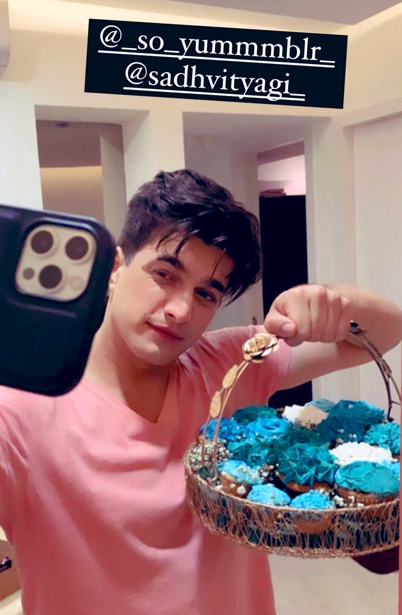 MomoSfangirl's tweet photo. Congratulations on ur glorious 7 years in this industry dear momo @momo_mohsin !! 7 years 7 characters and 2 super hit music videos and many more to come !! May ur life be full of love, blessings, achievements cz u deserve nothing less than best.. thanx for posting this❤️❤️ https://t.co/E7jdPNjnwk