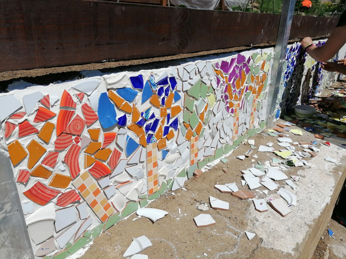 JesuitesEdu's tweet photo. Heu fet mai un #trencadís seguint la recepta modernista? 😍
Dissenyar-ne un amb fragments de rajola per decorar l'hort de #JEGràcia ha sigut un dels objectius del projecte de NEI 6 "L'Herència dels Besavis", centrat entorn de l'edat contemporània. https://t.co/w8qZSVgqtf