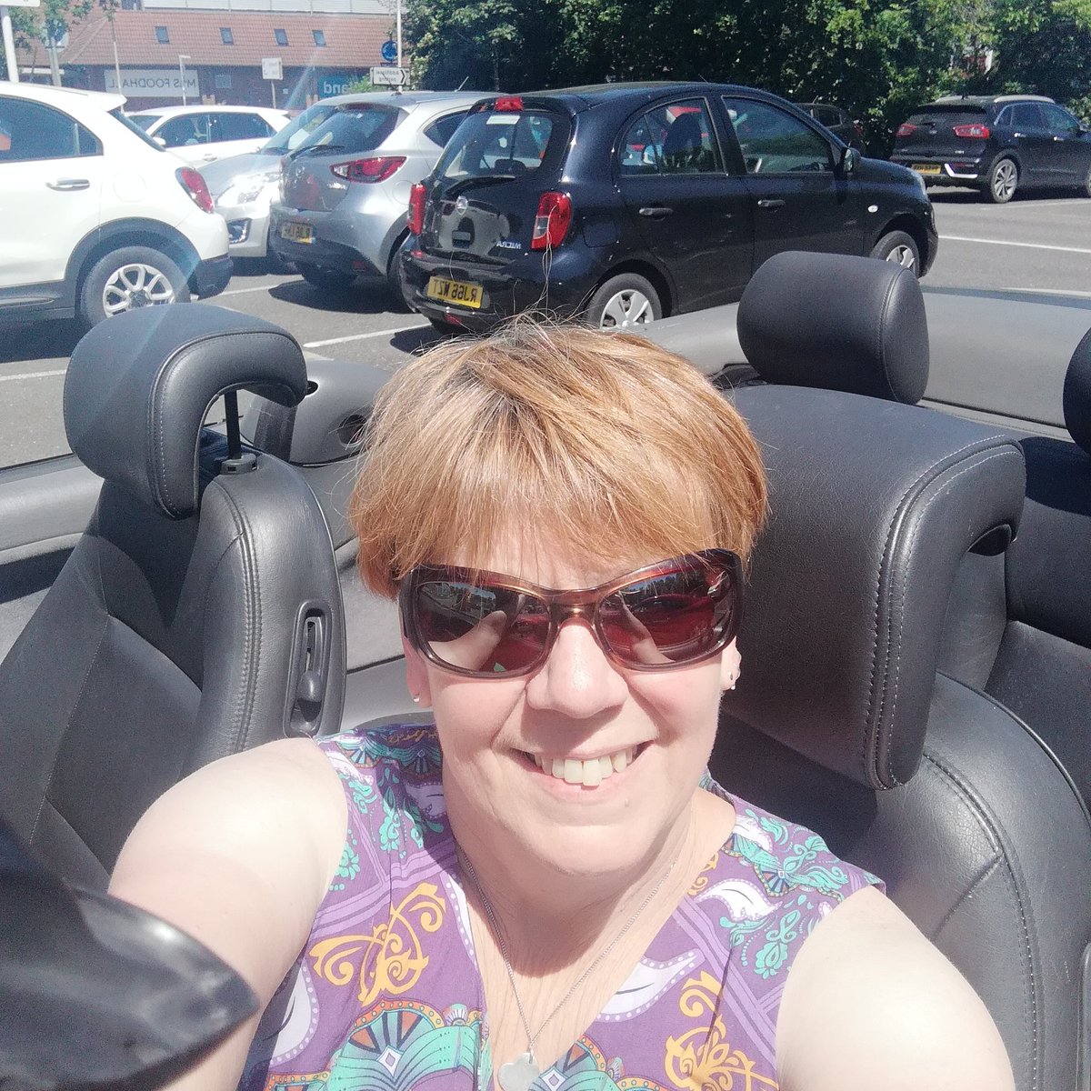 Took the Saab for a spin yesterday - roof down, air con on. Drove home late - Roof down, heater on 🤣 It was fabulous to drive topless (as it were lol) and such a stunning pink sky in the evening. #lovinglife #awuk