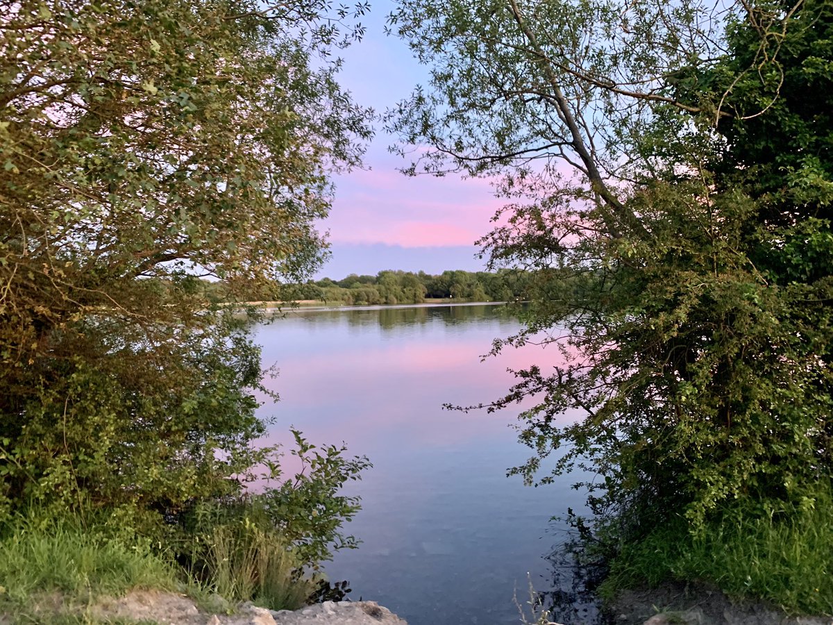 PaulPRSNTS's tweet photo. Beautiful late night walk around Cosmeston Lakes tonight watching the stunning sunset going down.🙏☀️🌊💙
#keepingfit #sunsets #lakes #familylife #dailywalks #summer2021 #healthylifestyle #lovesunsets #BeFitChallenge #healthylifestyle #penarth #prsnts https://t.co/AdY3S4r6Im