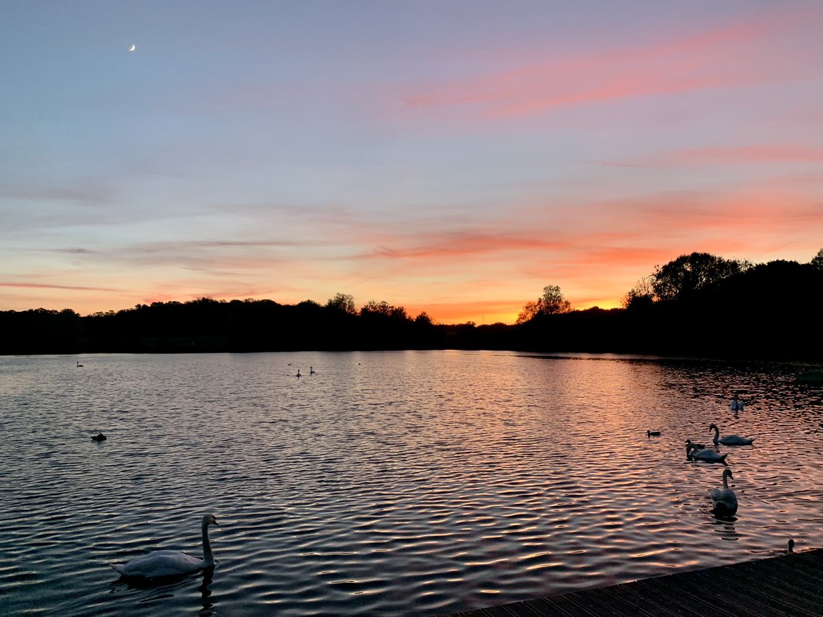 PaulPRSNTS's tweet photo. Beautiful late night walk around Cosmeston Lakes tonight watching the stunning sunset going down.🙏☀️🌊💙
#keepingfit #sunsets #lakes #familylife #dailywalks #summer2021 #healthylifestyle #lovesunsets #BeFitChallenge #healthylifestyle #penarth #prsnts https://t.co/AdY3S4r6Im
