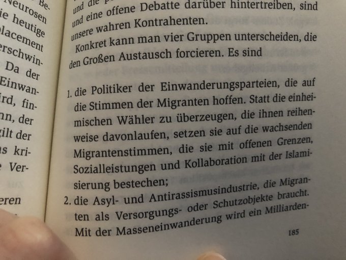 Konkret kann man vier Gruppen unterscheiden, die den großen Austausch forcieren. Es sind 1. die Politiker der Einwanderungsparteien, die auf die Stimmen der Migranten hoffen. Statt die einheimischen Wähler zu überzeugen, die ihnen scharenweise davonlaufen, setzen sie auf wachsende Migrantenstimmen, die sie mit offenen Grenzen, Sozialleistungen und Kollaboration mit Islamisierung bestechen.