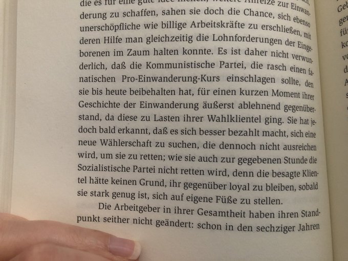 Es ist daher nicht verwunderlich, dass die Kommunistische Partei, die rasch einen fanatischen Pro-Einwanderungskurs einschlagen sollte, den sie bis heute beibehalten hat, für einen kurzen Moment ihrer Geschichte der Einwanderung äußerst ablehnend gegenüber stand, da diese zu Lasten ihrer Wahlklientel ging. Sie hat jedoch bald erkannt, dass es sich besser bezahlt macht , sich eine neue Wählerschaft zu suchen.