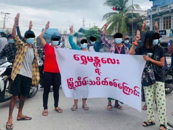 Yuriko2399's tweet photo. Anti-military Shwe Mandalay Strike marched to protest against the military terrorists (SAC).  #UnfetteredAccessForAids #June15Coup #WhatsHappeningInMyanmar  https://t.co/4EOqOitLcr