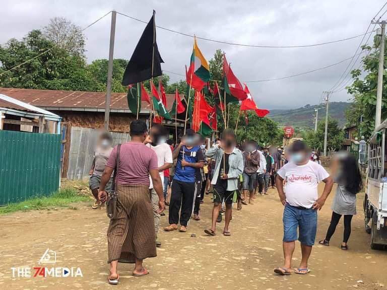 Yuriko2399's tweet photo. A protest is seen marching in Hpakant’s LoneKhin tract this morning. #UnfetteredAccessForAids #WhatsHappeningInMyanmar #June15Coup #MilkTeaAlliance https://t.co/5m1Ap0oUhY