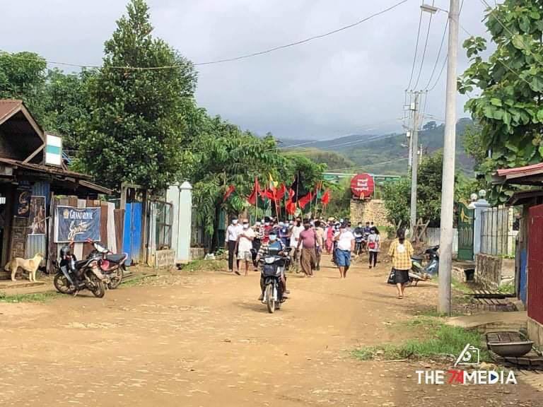 Yuriko2399's tweet photo. A protest is seen marching in Hpakant’s LoneKhin tract this morning. #UnfetteredAccessForAids #WhatsHappeningInMyanmar #June15Coup #MilkTeaAlliance https://t.co/5m1Ap0oUhY
