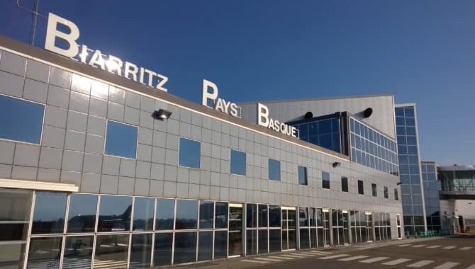 Au départ de <a href="/aeroportbiq/">Aéroport de Biarritz</a> Biarritz, la compagnie <a href="/AirFranceFR/">Air France FR</a> proposera 6 destinations cet été avec, en plus de ses lignes permanentes sur Paris et Lyon, des vols saisonniers sur Caen, Genève  <a href="/aeroportmp/">Aéroport Marseille Provence</a>  Marseille et <a href="/AeroportNice/">Aéroport de Nice</a>