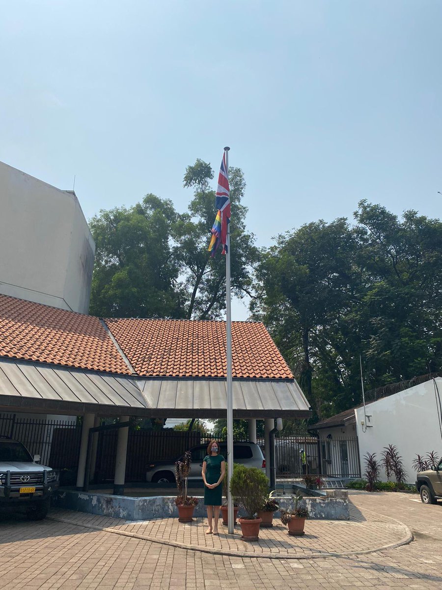 EmilyMaltmanUK's tweet photo. J'ai hissé le drapeau de la Fierté 🏳️‍🌈 pour la 1ere fois @UKinDRC, car nous nous efforçons de créer un environnement sûr &amp; inclusif pour tous nos employés, en nous traitant mutuellement avec respect, indépendamment de leur sexe, de leur origine ethnique ou de leur sexualité. https://t.co/8Rlgpes4Q9