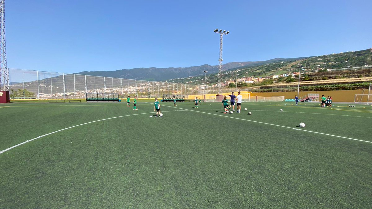 🔵Penúltima parada del PROYECTO + BASE con el <a href="/atperdomatfe/">AT: Perdoma</a> ⚽️ Gran cantera que disfrutó de una sesión dirigida por entrenadores y entrenadoras de la #FundaciónCDT, Escuela de Tecnificación y <a href="/CDTOficial/">CD Tenerife 🏴󠁧󠁢󠁳󠁣󠁴󠁿</a> 🙌 ¡Cumpliendo medidas #covid19 !😷

📷 facebook.com/10885518099423…
<a href="/JulioDurn7/">Julio Durán</a>