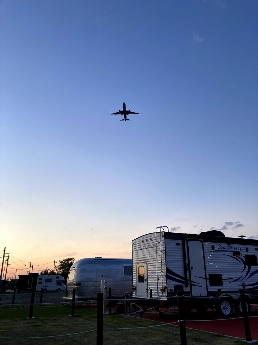 Last week our family went to "#ChitoseTsubasanomoriAutocampSite" which is close by Shin-Chitose airport in Hokkaido, Japan. 
We could see lots of airplanes above! It was just amazing.