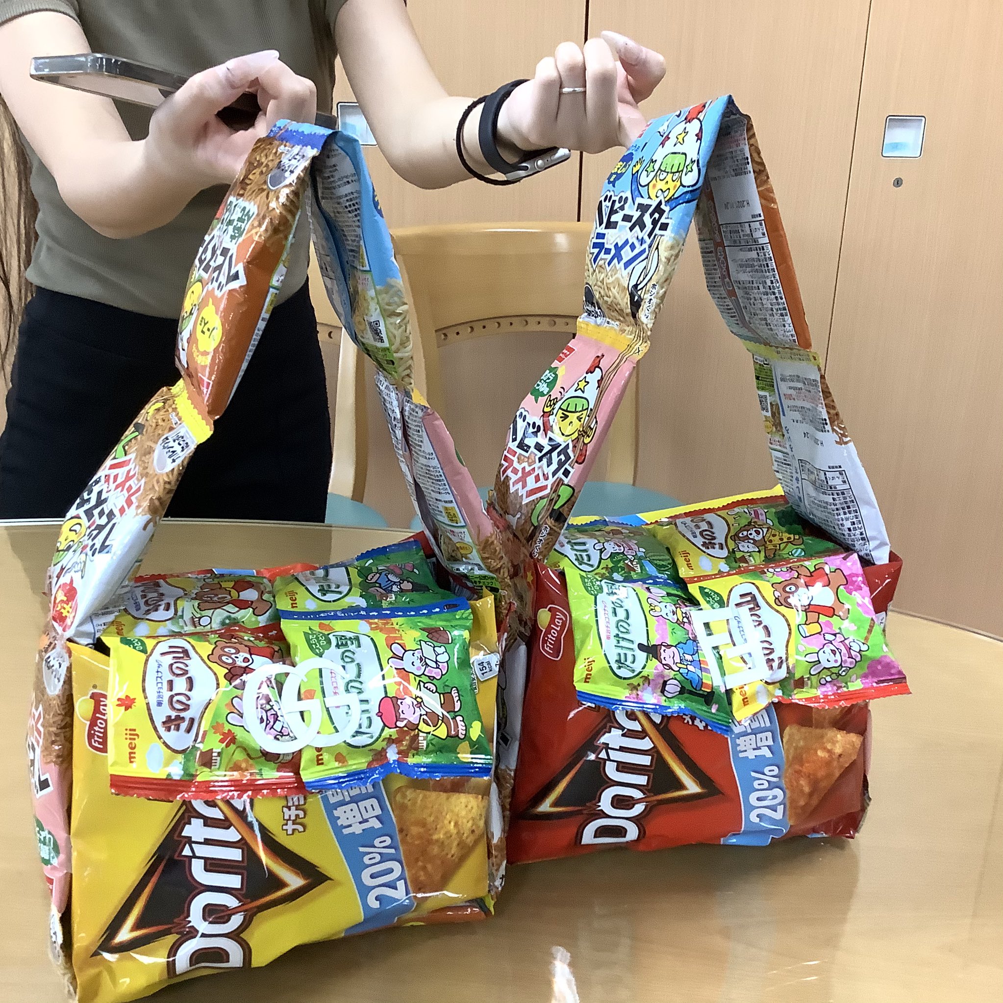 ハリウッド美容専門学校 おめでとう ２人揃って今日がお誕生日 クラスメイトからハイブランド のバッグをプレゼントしてもらいました 喜び方が半端ない 良かったね おめでとう ハリウッド美容専門学校 六本木ヒルズ 誕生日 ハイ