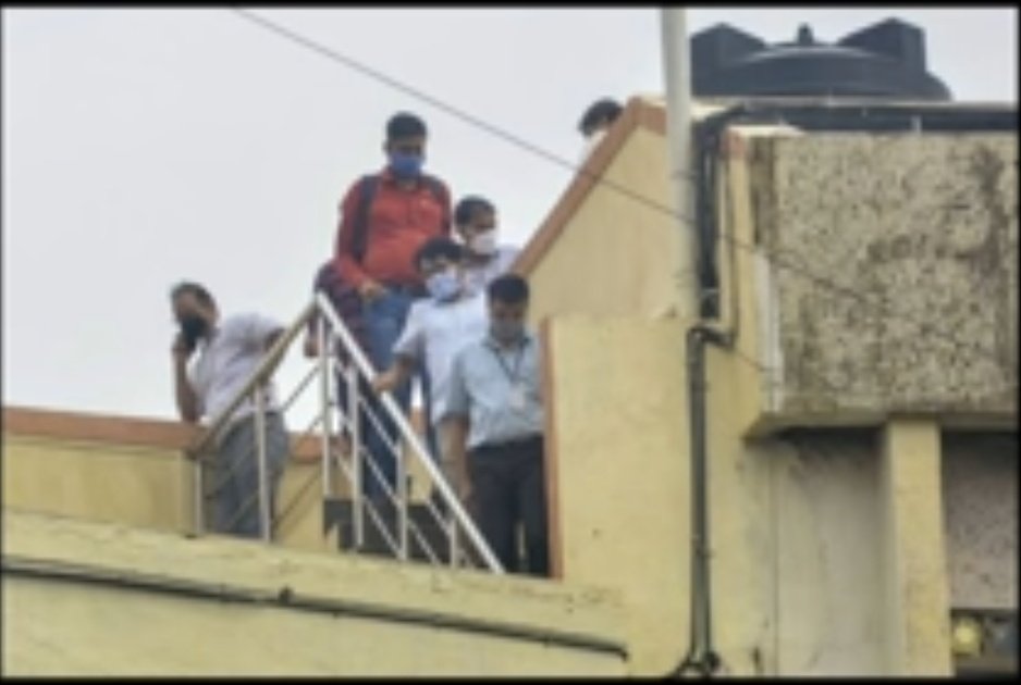 Nandini41982051's tweet photo. CBI Custody 4 Pithani 

Doubtful Pithani In SSR Case 
Multiple times Terrace scene created by CBI. Pithani informed  CBI who entered on 13 June. Terrace gate has direct access to Sushant's bedroom. Pithani lived opposite to the  room. https://t.co/hSZZVf9sYC