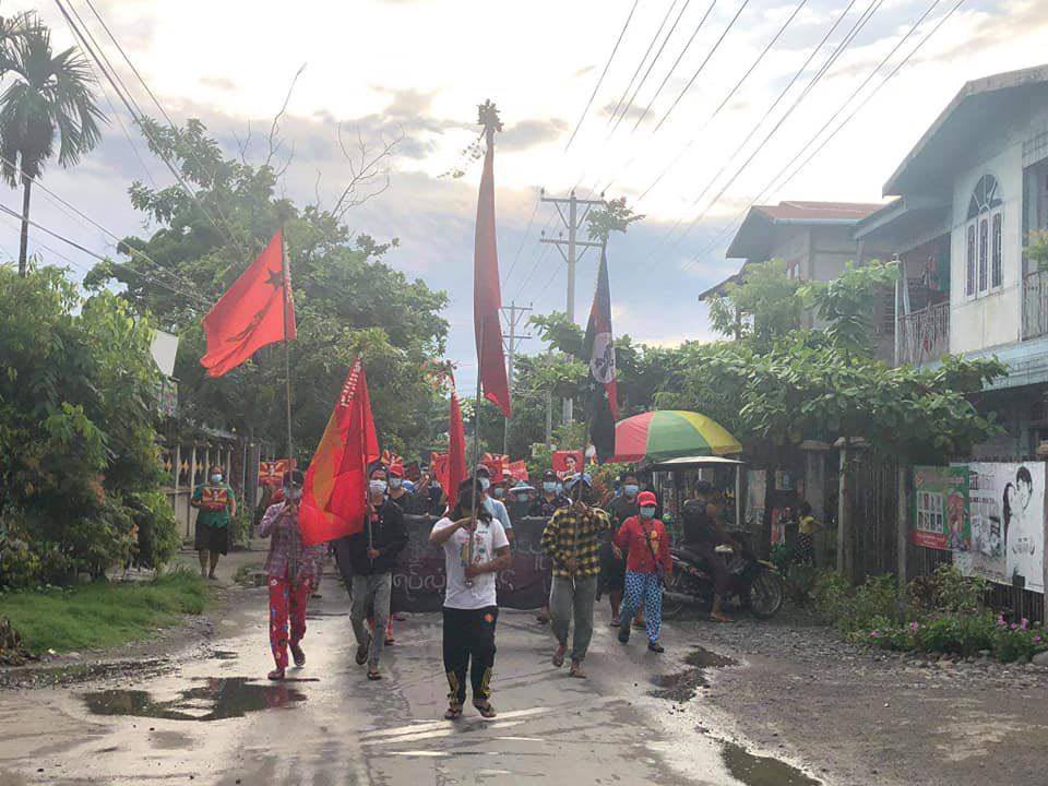 Yuriko2399's tweet photo. Locals of Kalay, Sagaing Division, marching with powerful crowd in opposition of military dictatorship earlier this morning. #UnfetteredAccessForAids #June15Coup #WhatsHappeningInMyanmar https://t.co/bLMM3pop6p