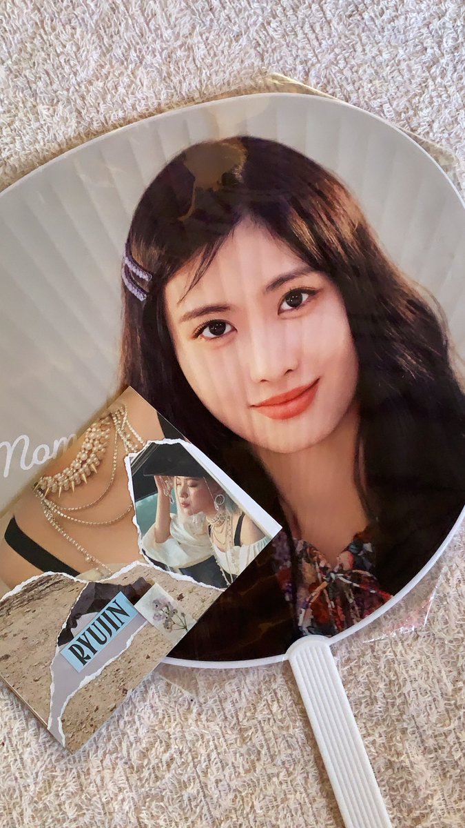 bestgirlmomo's tweet photo. .@najeongmitrash thank you for this bangless momo picket and photocard bff! 🥺🫂 https://t.co/2DxcnHEmUR