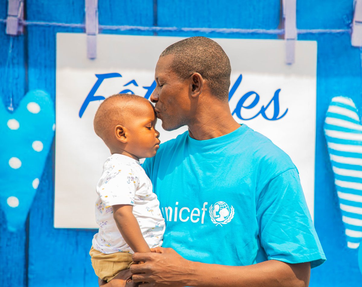 L'amour et le jeu aident les enfants à développer des compétences sociales et émotionnelles.

C'est ainsi que Antoine aide son petit Anthony de 15 mois à s'épanouir!
#PourChaqueEnfant, de l'amour💙!