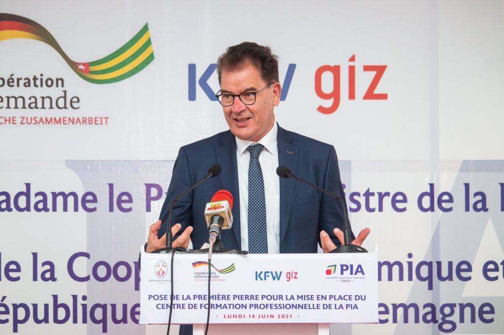 DogbeVictoire's tweet photo. J’ai procédé hier au nom de SE @FEGnassingbe et en présence du ministre de la coopération allemande Gerd Müller à la pose de la 1ère pierre du Centre de formation professionnelle de la @PIA_Togo destiné à former les jeunes togolais aux métiers de l’industrie. https://t.co/SmfP23VSdJ