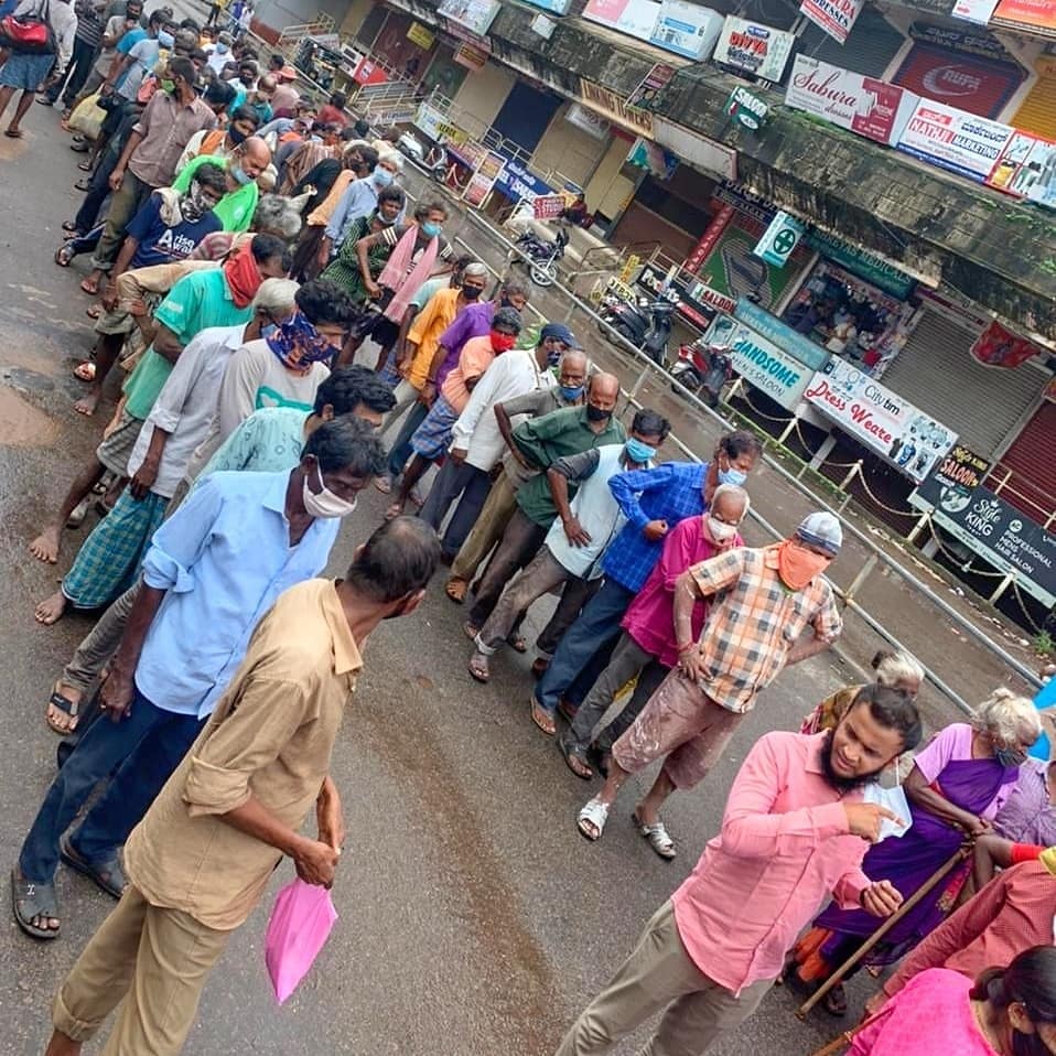 luqmanbantwal's tweet photo. Day 48
Dakshina Kannada Youth Congress Team Distributed Food Packets to Daily Labours & all the Needy People at Mangalore.
#SOSIYC #SOSIYCDK #SOSKPYC
@srinivasiyc @IYC @IYCKarnataka @KPYCMedia. https://t.co/VClpjEn52W