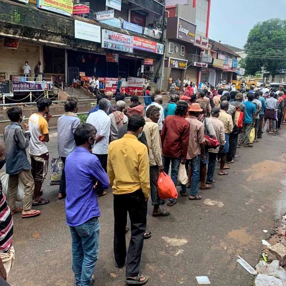 luqmanbantwal's tweet photo. Day 48
Dakshina Kannada Youth Congress Team Distributed Food Packets to Daily Labours & all the Needy People at Mangalore.
#SOSIYC #SOSIYCDK #SOSKPYC
@srinivasiyc @IYC @IYCKarnataka @KPYCMedia. https://t.co/VClpjEn52W