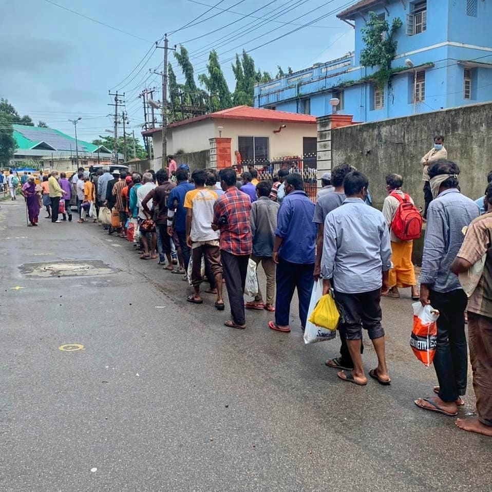 iyc_dk's tweet photo. Day 48
Dakshina Kannada Youth Congress President Luqman Bantwal & Team Distributed Food Packets to Daily Labours & all the Needy People at Mangalore.
#SOSIYC #SOSIYCDK #SOSKPYC
@srinivasiyc @IYC @IYCKarnataka @KPYCMedia. https://t.co/btxrfvYCgM