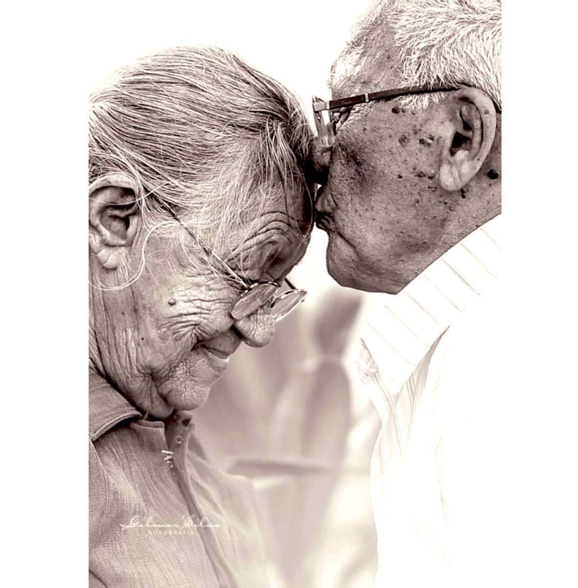 İnsanın en iyi yoldaşı onu seven değil anlayan kişidir.
Anlamakla başlar yolculuk 🌸