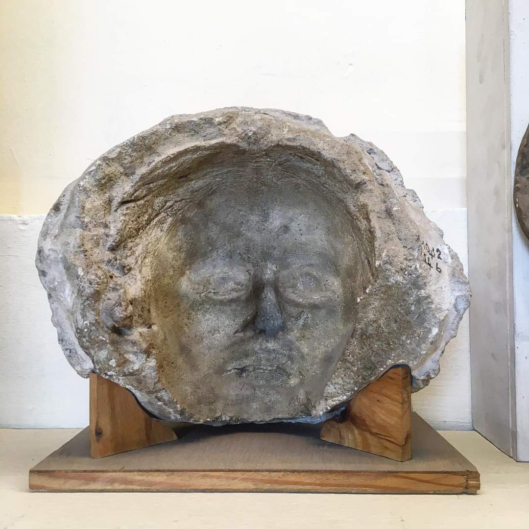 Estamos acostumbrados a las máscaras funerarias, pero hoy os traigo una inusual máscara MORTUORIA de yeso de la VI dinastía que fue encontrada en el templo funerario de Teti en Saqqara y probablemente representa al rey. 

Es única en su tipo y su función exacta es desconocida.