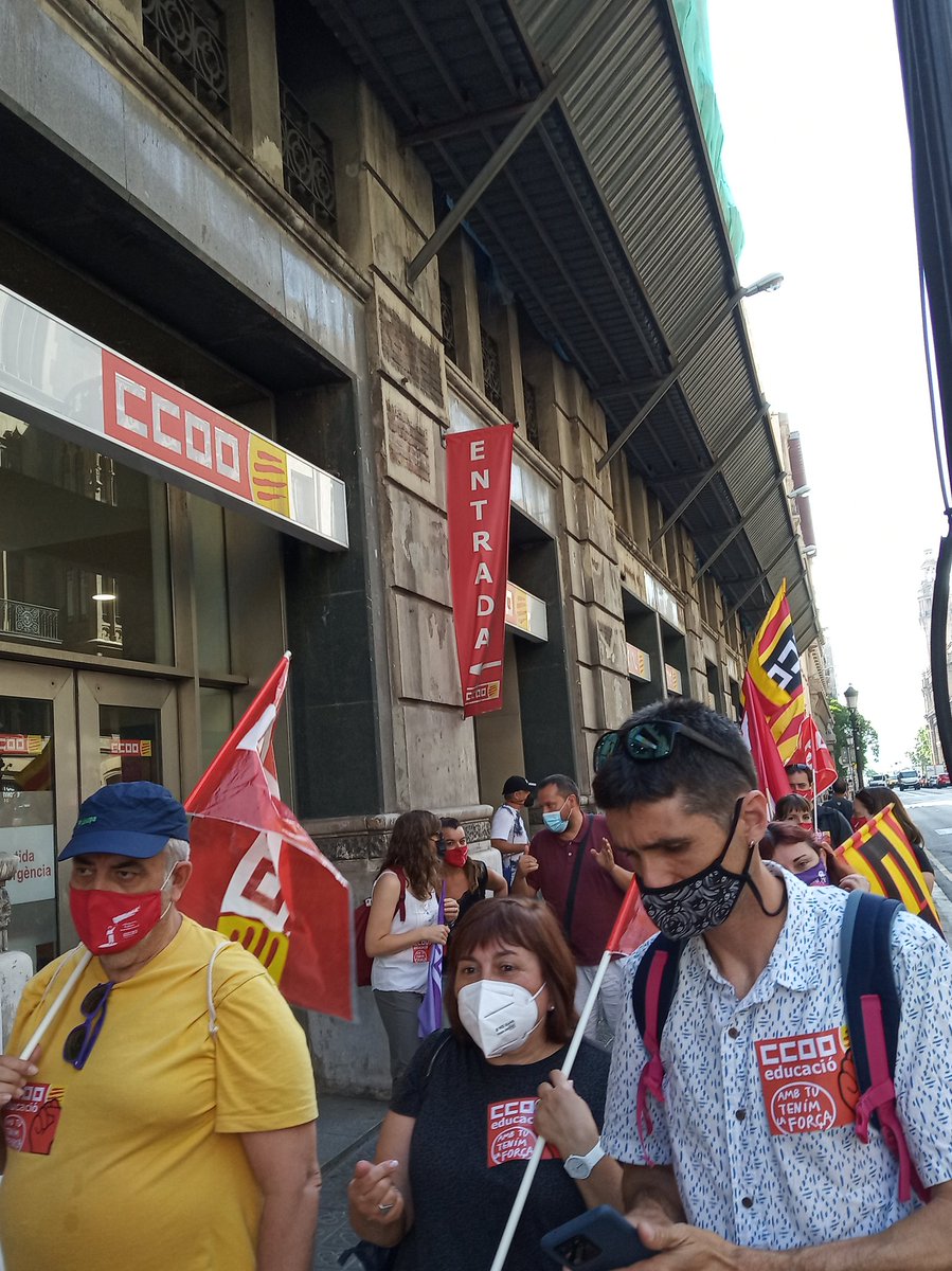 CCOOpublica's tweet photo. Els delegats i delegades de pública ens hem aixecat del plenari i hem decidit anar al departament d'educació a manifestar-nos. No volem nomenaments arbitraris #StopPlaPilot https://t.co/4nqleButKG