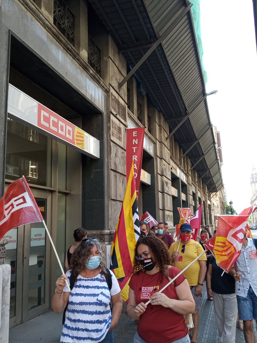 CCOOpublica's tweet photo. Els delegats i delegades de pública ens hem aixecat del plenari i hem decidit anar al departament d'educació a manifestar-nos. No volem nomenaments arbitraris #StopPlaPilot https://t.co/4nqleButKG
