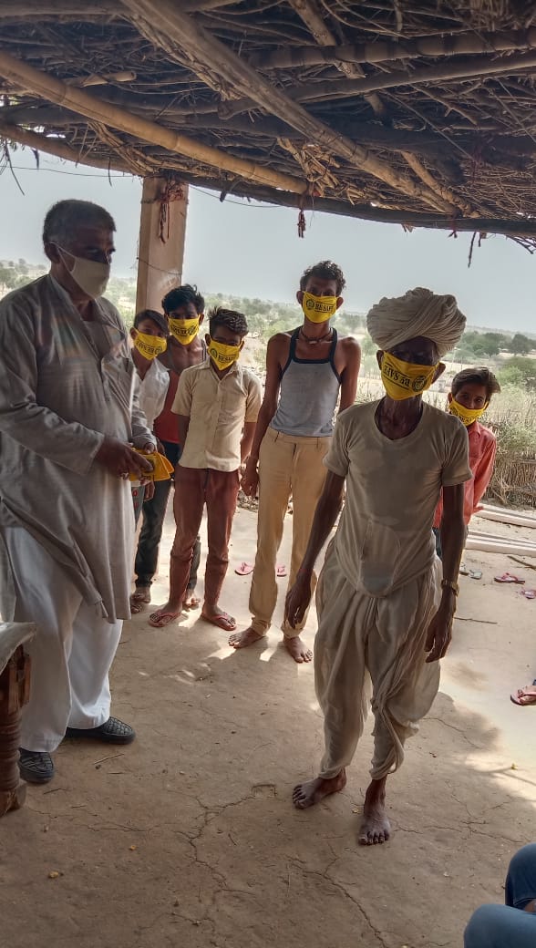 GVS_BARMER's tweet photo. Keeping in view the third wave, masks were distributed door-to-door to children in rural areas.

@CHILDLINE1098 
@HCL_Grant 
@EduCannotWait 
@ActionAid 

@ https://t.co/ZFr6pgi1a7