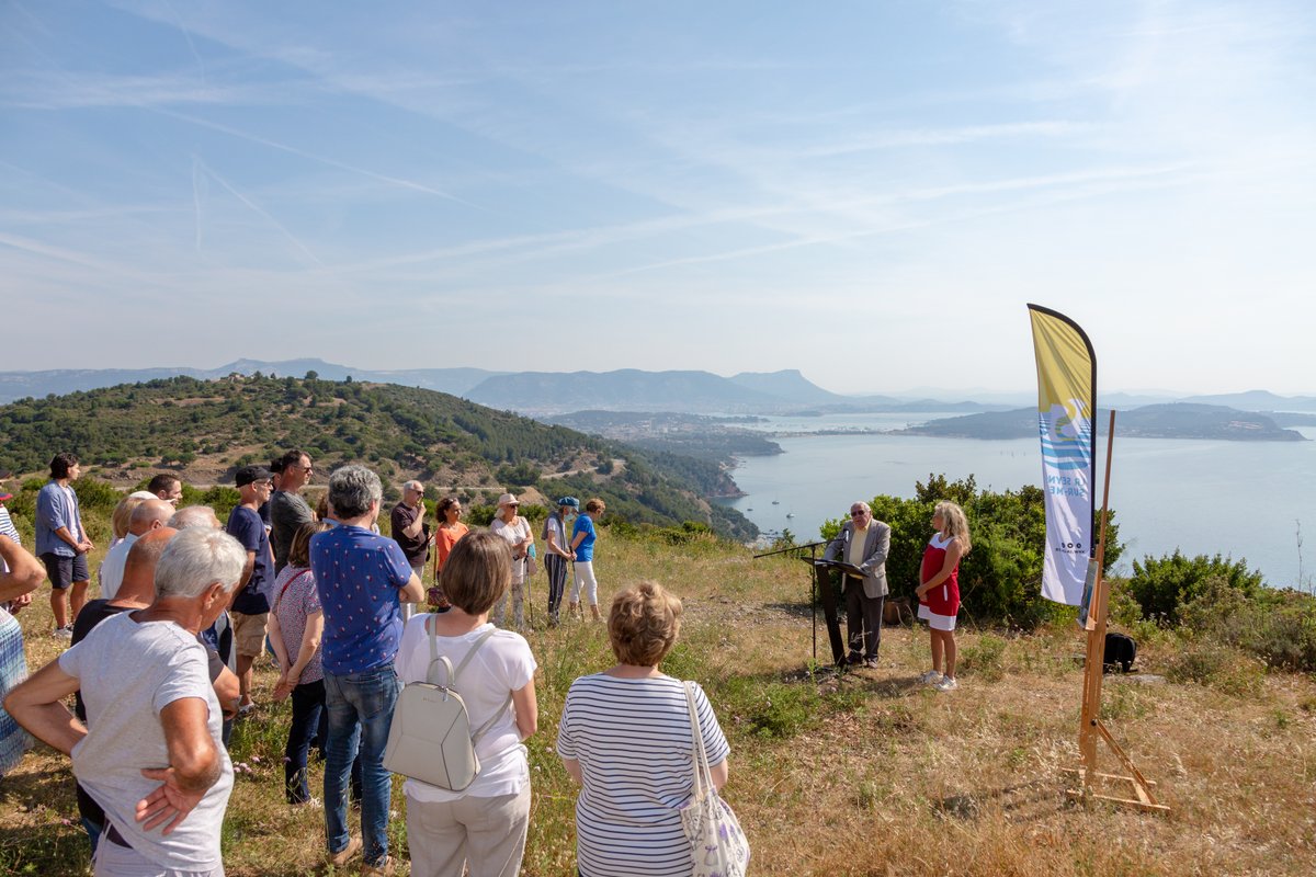 laseynesurmer's tweet photo. @NBicais, Maire de #LaSeyneSurMer a donné le nom de Serge Malcor à l’esplanade servant d’aire de départ aux parapentistes, sur la corniche Merveilleuse. 
Revivez cet hommage à cet amoureux du massif de Sicié et de ses fonds marins 👉 https://t.co/jLWGFxujyr https://t.co/e6lCKAkyxI