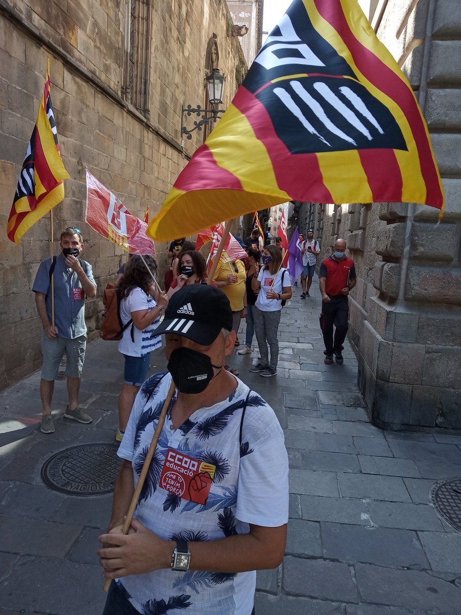 CCOOpublica's tweet photo. A tocar de la catedral, seguim cap al departament d'educació #StopPlaPilot
Per injust, per arbitrari i per manca de transparència #StopPlaPilot de selecció de personal docent. https://t.co/pgGuiTrYXd