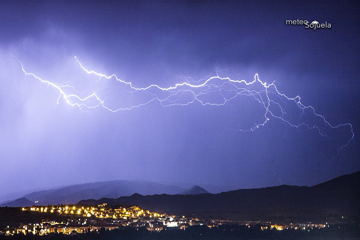 meteosojuela's tweet image. RAYOS y TRUENOS en la Ibérica Riojana
#tormentas #rayos #LaRioja @slaplana_tve